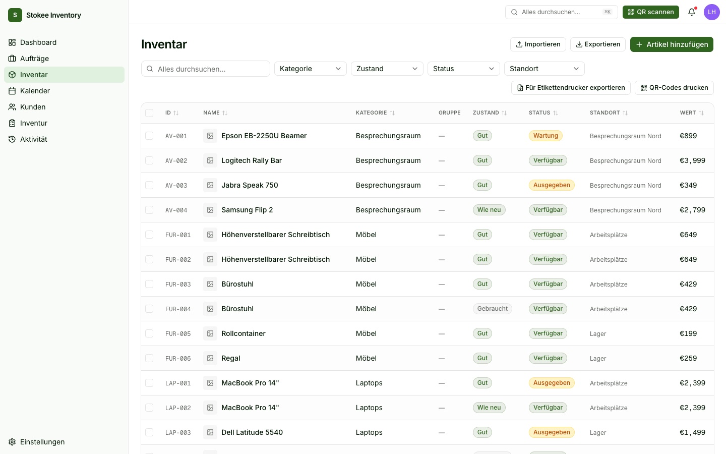 Stokee-Inventory-Register: eine Tabelle mit Assets, lesbaren IDs wie AV-001 und FUR-003, Kategorie, Zustand, Status, Standort und Wert.